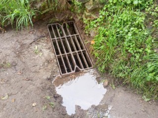 После дождей в Волоколамске прочищают ливневки