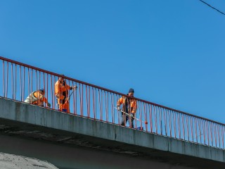 В Подмосковье на трассах установили ограждение