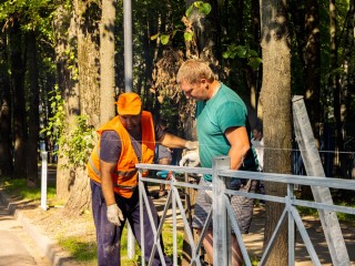 На улице Мирная установили безопасный переход с ограждениями