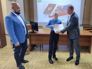 Первые паспорта вручил четырем бронничанам глава города