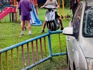 Дети устроили гонки на скутерах на детской площадке в Воскресенске