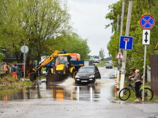 Коммунальные службы устранили последствия ливня на ключевых улицах Раменского