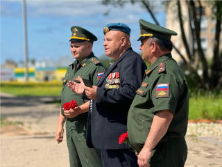 Можайский округ чествовал «крылатую пехоту» у памятника ветеранам