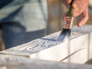 В сквере на улице Маяковского покрасили часть скамеек