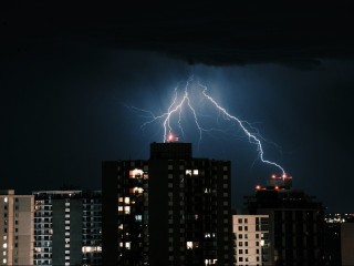Эффектная молния озарила небо над московским регионом