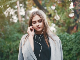 Почему молодежь снова поет хиты 90-х на вечеринках и выпускных: ответ музыкального критика