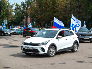 Горожане отметили День флага автопробегом и большим триколором