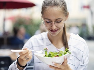 Гастроэнтеролог назвал три ключевых продукта для очищения организма и замедления старения