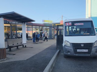 Современный автобусный павильон из стекла и металла установили возле ж/д станции в Пушкино