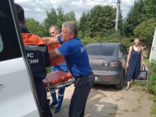 Спасатели помогли медикам транспортировать пациентку с сердечным приступом в Кашире