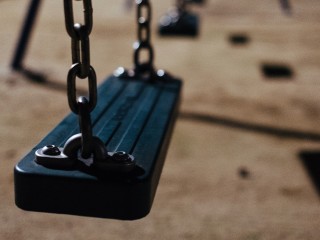 Таинственные качели: жители Подмосковья засняли «привидение» на детской площадке