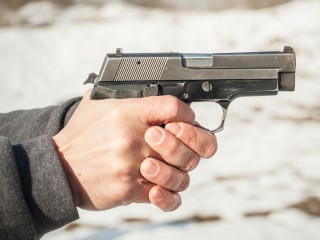 На улице Босова в Истре неизвестный хулиган устроил стрельбу по окнам