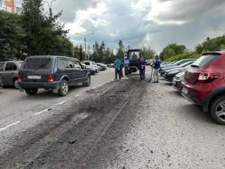 Рабочие заделали дорожные ямы на улице Ломоносова в Домодедове