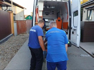 Спасатели перенесли пенсионерку с переломом в машину скорой помощи в Коломне