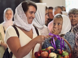 Яблочный спас в Троицком храме отпраздновали особенной службой и дегустацией фруктов