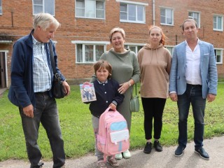 Первоклассникам вручили портфели со школьными принадлежностями