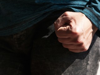 Бросался деньгами и обливал напитками: что известно о треш-блогере из Подмосковья, который избил свою девушку