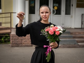 «Осталось купить холодильник»: квартиру от государства получила сирота в Бронницах