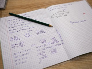 Где купить тетрадки и ручки для левшей в мире праворуких