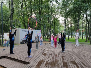 Тренировки в Центральном парке Лобни помогают жителям освоить азы художественной гимнастики