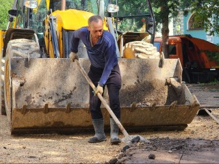 Во дворах на улице Социалистической укладывают новый асфальт
