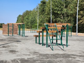 Полосу препятствия прошли дети под руководством чемпионки во дворе дома в Дубне