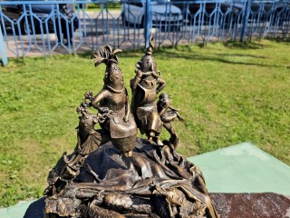 В Луховицах открыли скульптурную композицию в виде огуречного семейства