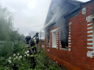Пожарные потушили дом на улице 8 марта в Луховицах
