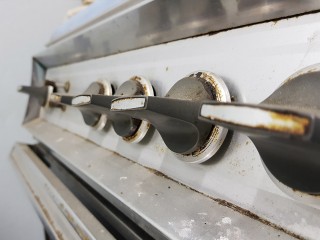 Сода и уксус отдыхают: какое средство удаляет жир с ручек плиты за секунды