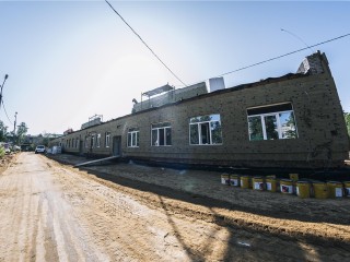 Ремонт детского сада «Белочка» в Домодедове: фасад готов наполовину, работы идут