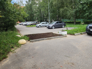В Черноголовке газоном и клумбой преградили питбайкерам сквозной проезд на Центральной