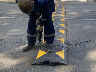 В Краснознаменске началось обновление «лежачих полицейских» на дорогах