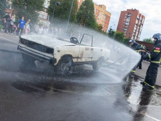 В Парке Победы спасатели потушили ВАЗ-«кабриолет»