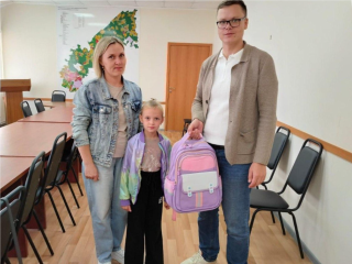 Первоклассникам из малообеспеченных семей Подмосковья вручают подарочные школьные наборы