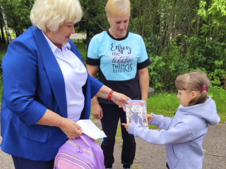 Канцелярские принадлежности и портфели дарят детям участники акции «Собери ребенка в школу»