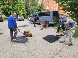 Ямы во дворах на Чехова заделали по обращениям жителей