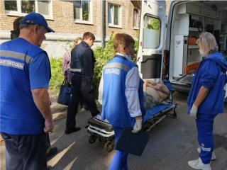 Спасатели помогли медикам транспортировать пациента в Сергиевом Посаде