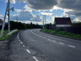 На дороге в Селятине построили тротуары и укрепили обочины