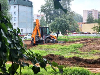 В Дубне расчищают территорию будущего сквера: снятый слой почвы пойдет на озеленение города
