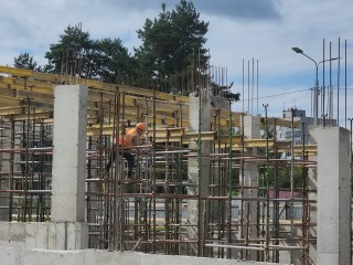 Рабочие приступили к установке трибун для зрителей на стадионе «Русич»