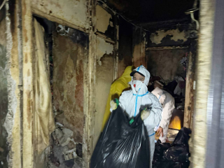 Накопила 2,5 тонны отходов: «нехорошую квартиру» в Подольске начали очищать от мусора