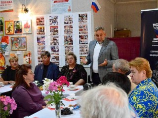 «30 лет без отпусков»: заслуженный летчик встретился с жителями Домодедова