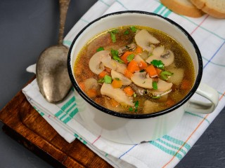 Суп для пенсионеров с белыми грибами: сытно и очень вкусно
