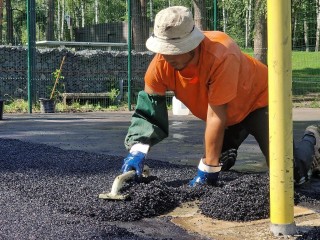 На спортплощадках парка «Пехорка» в Балашихе меняют резиновое покрытие