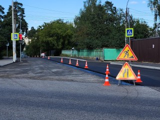 «К понедельнику здесь будет новый асфальт»: на улице Серова в Раменском ремонтируют дорогу