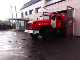 Спасатели оказали помощь пенсионеру, рука которого застряла в скамейке в Черустях