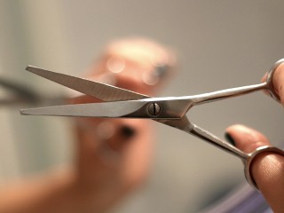Подростков предупредили об опасности тренда с ножницами и уголками рта