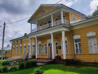 Пожилым жителям показали господский дом с прудами во Фряново