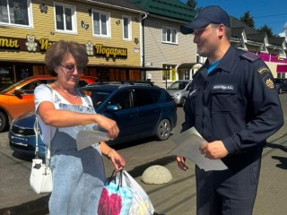 Пожарные научили жителей Подмосковья правильно действовать при пожаре