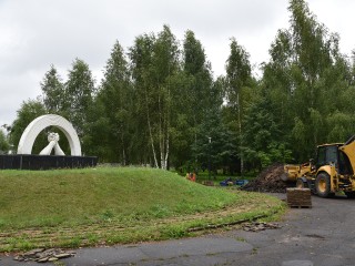 В Лотошине приступили к установке стелы «Населенный пункт воинской доблести»